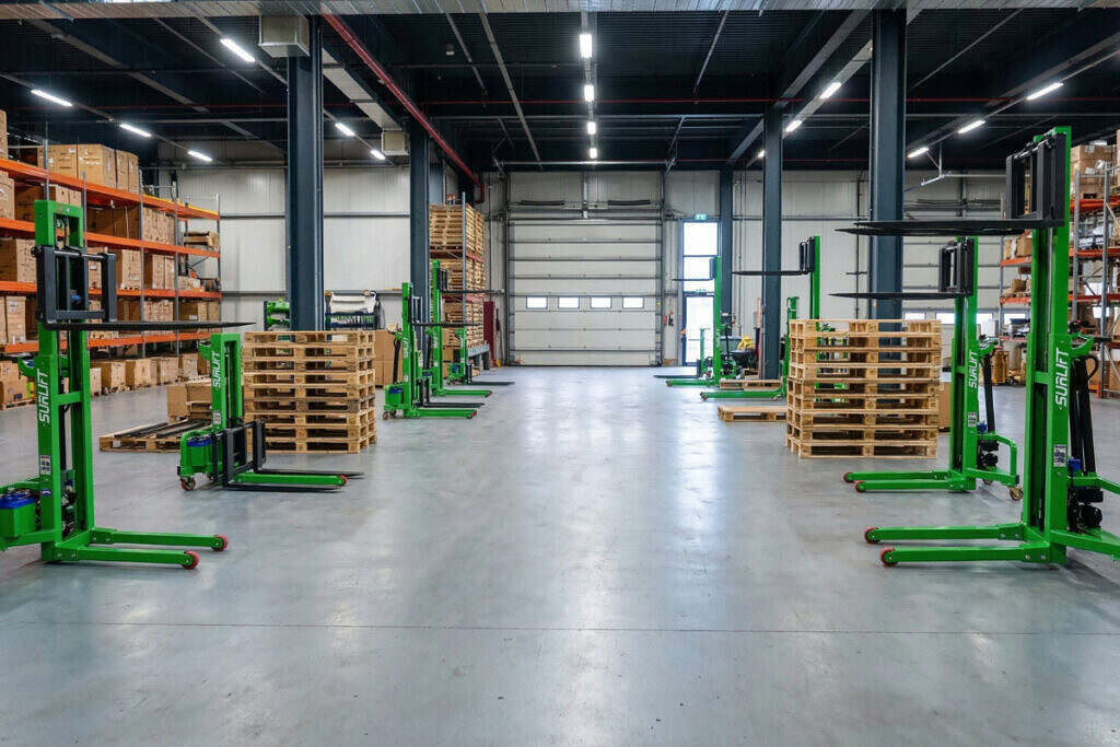 depo raf sistemlerinde çalışan mini forklift